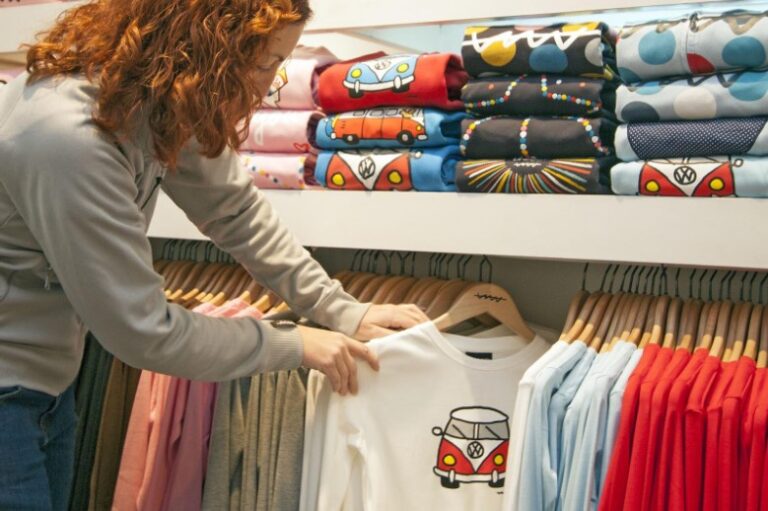 7 Reasons to Add a Plain T-Shirt to Your Wardrobe!