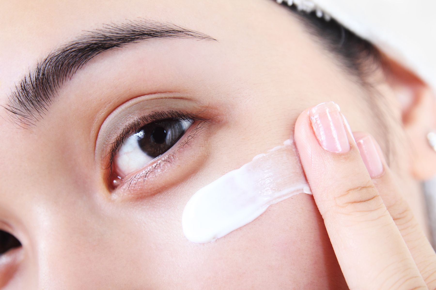 Reasons And Tips To Use Eye Cream