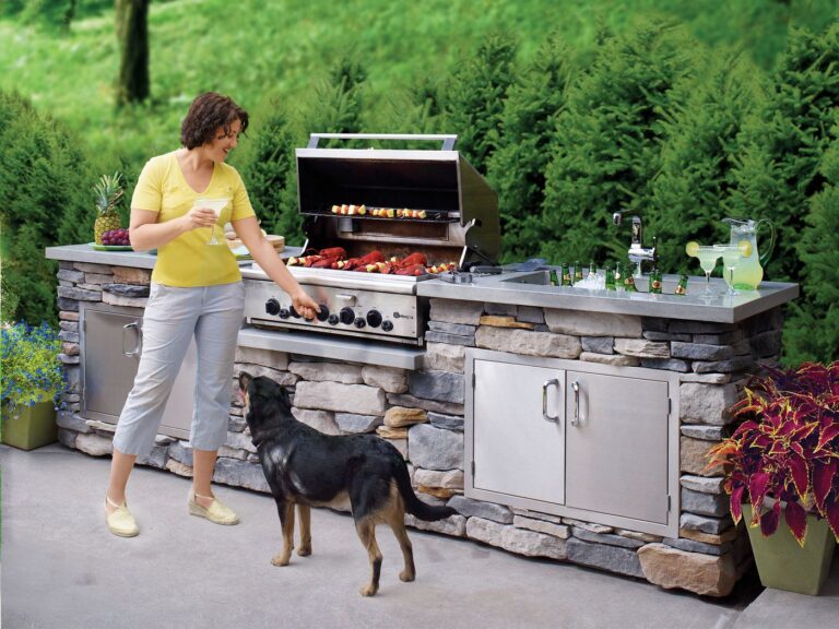 Why You Should Add an Island to Your Outdoor Kitchen