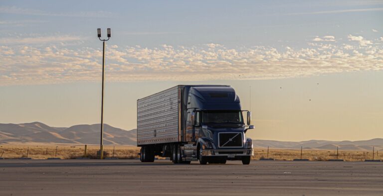 The Main Advantages of Having Commercial Trucking Insurance