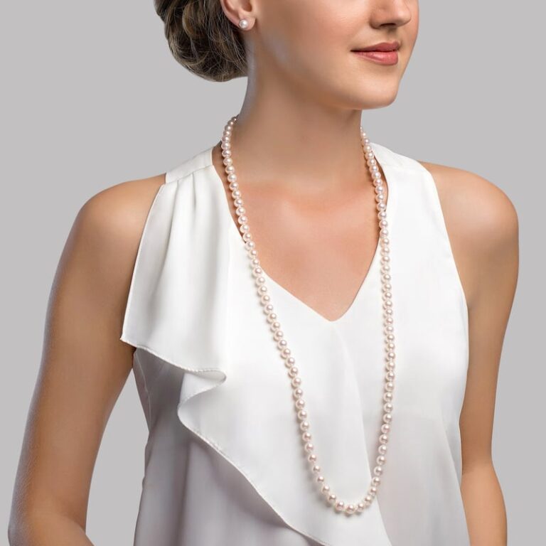 How to choose necklaces based on your face type