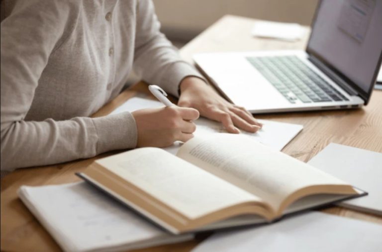 Choosing the Right Degree Thesis Cover Colour: A Visual Statement of Academic Excellence