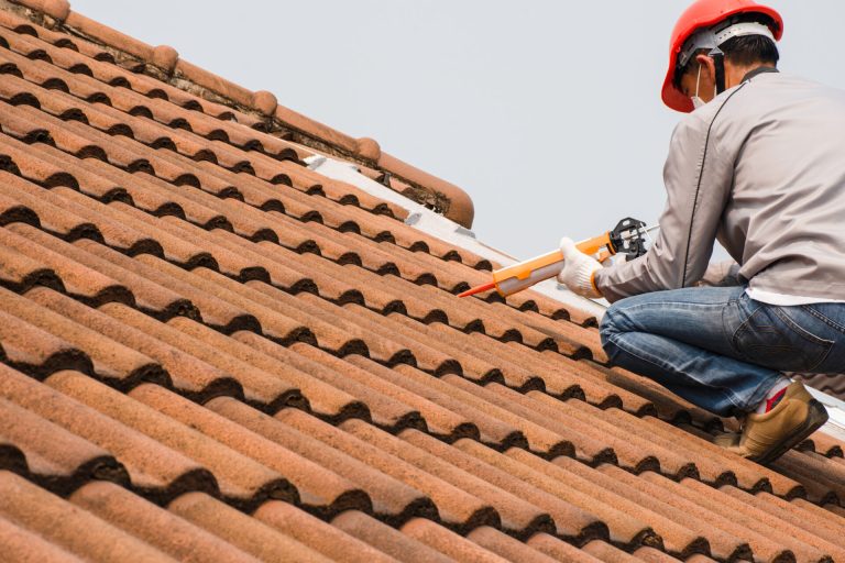 How Roofing Repair Near Me Identifies and Repairs Roof Leak Sources
