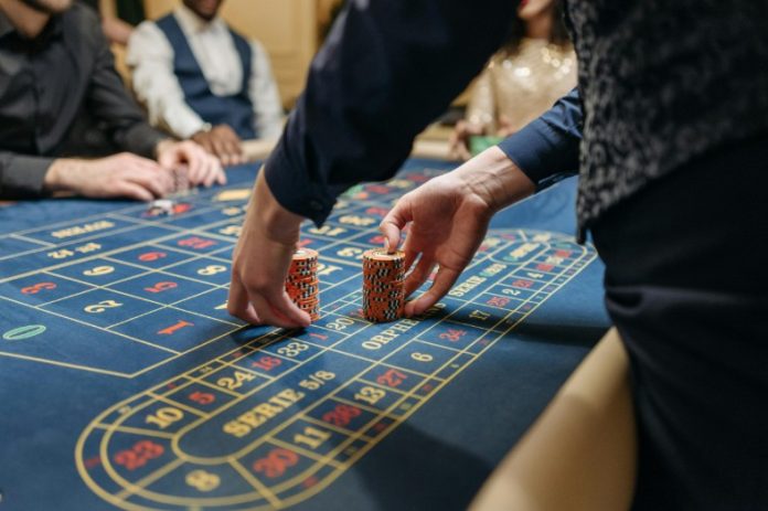 What can businesses learn from the growth strategies of online casinos?