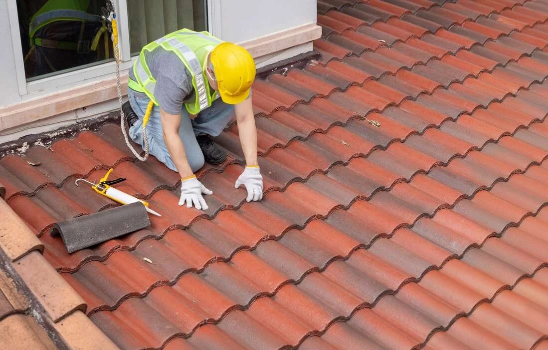 How Roofing Repair Near Me Identifies and Repairs Roof Leak Sources